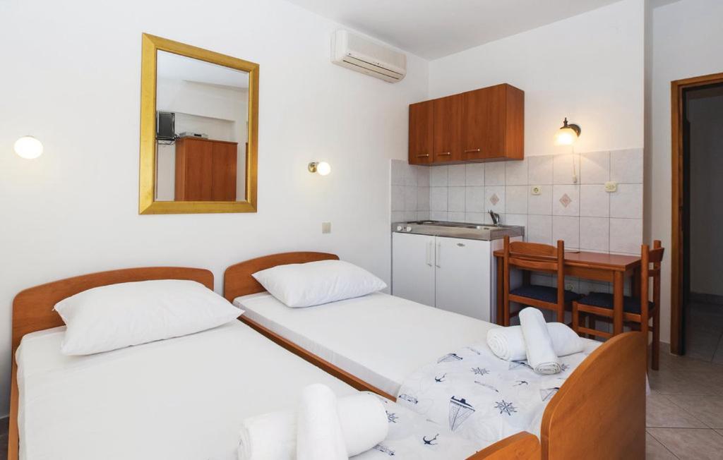 לוקבה Sunrise Apartments And Studio Apartments 1 מראה חיצוני תמונה